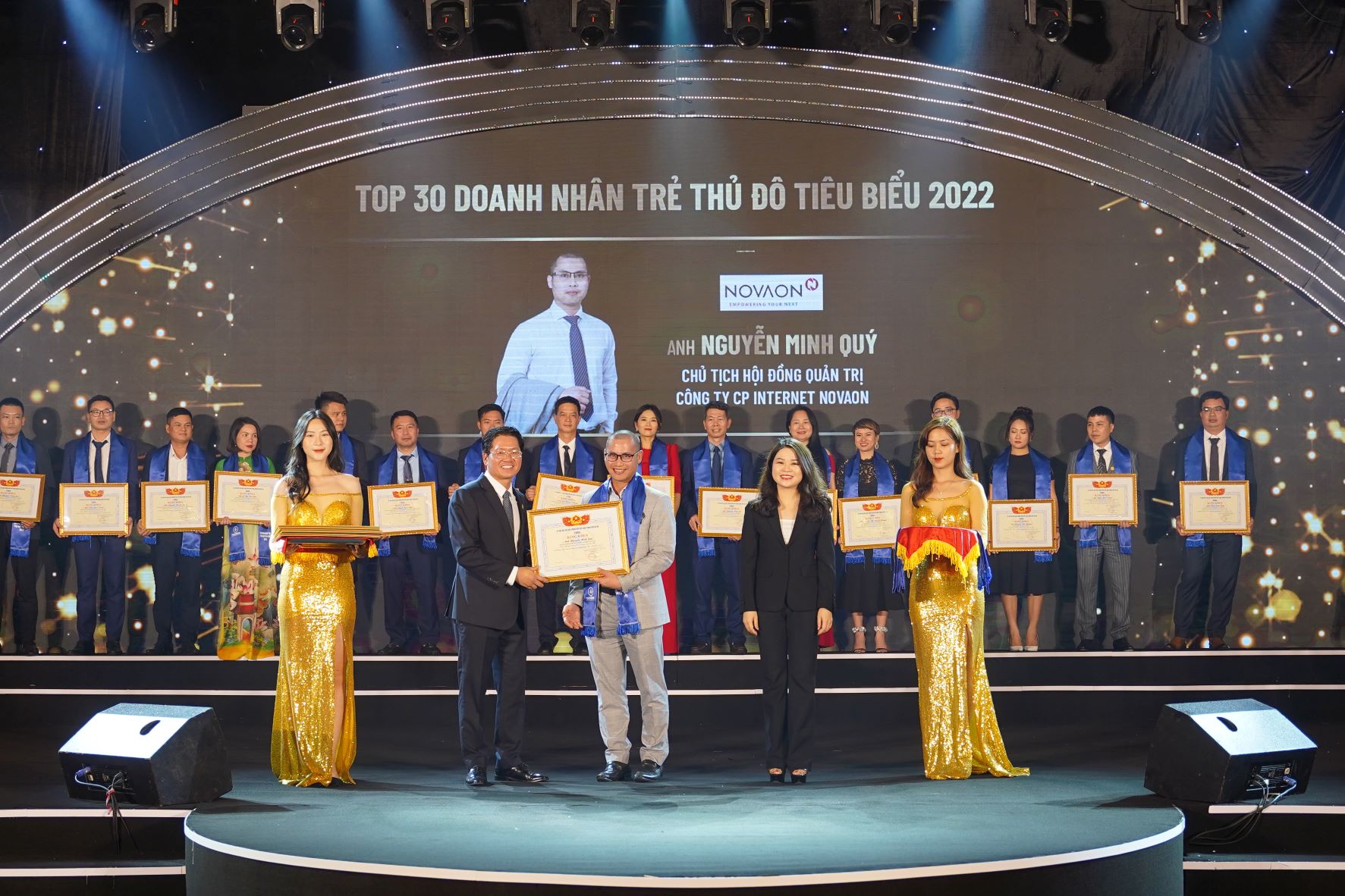 Anh Nguyễn Minh Quý - Chủ tịch HĐQT Tập đoàn Novaon nhận giải thưởng Top30 Doanh nhân trẻ Thủ đô tiêu biểu 2022